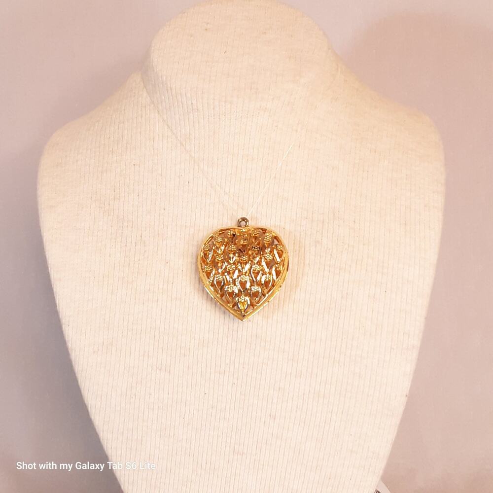 💎Hollow Heart Pendant Gold Tone Open Work Pattern